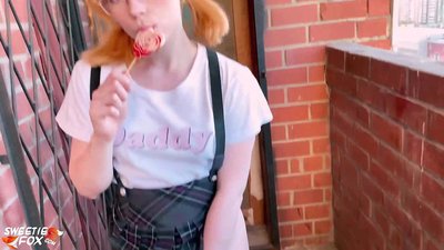 Studentessa succhia il suo cazzo profondamente e scopa invece delle lezioni