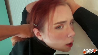 Uomo scopato in bocca e figa obbediente Redheaded Skimpy e sborra sulle tette
